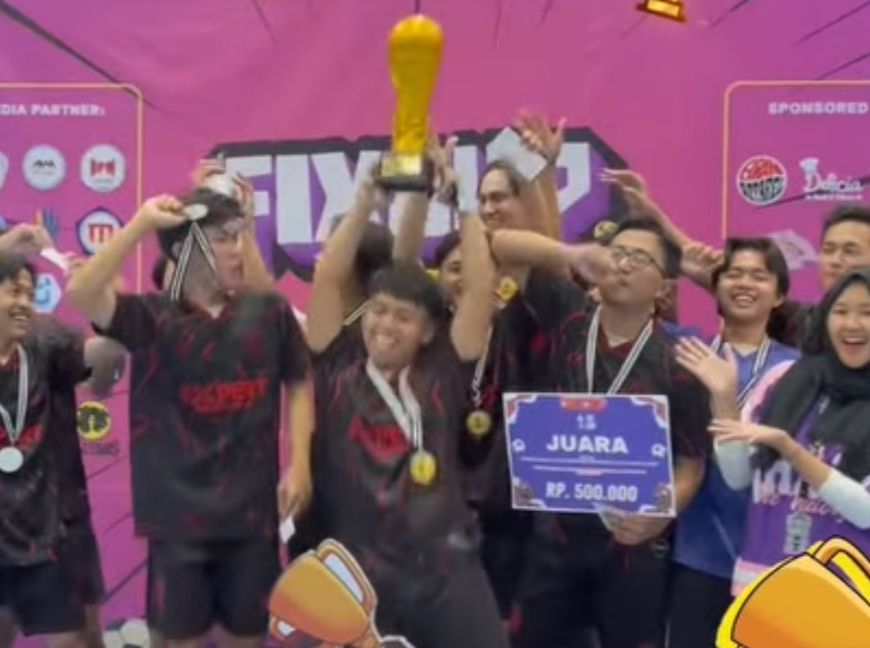 Penyerahan Piala dan Hadiah Juara Prodi kepada Prodi Sistem Informasi B